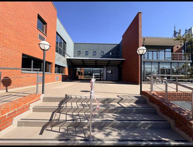 424M² OFFICE TO LET IN MIDRIDGE PARK